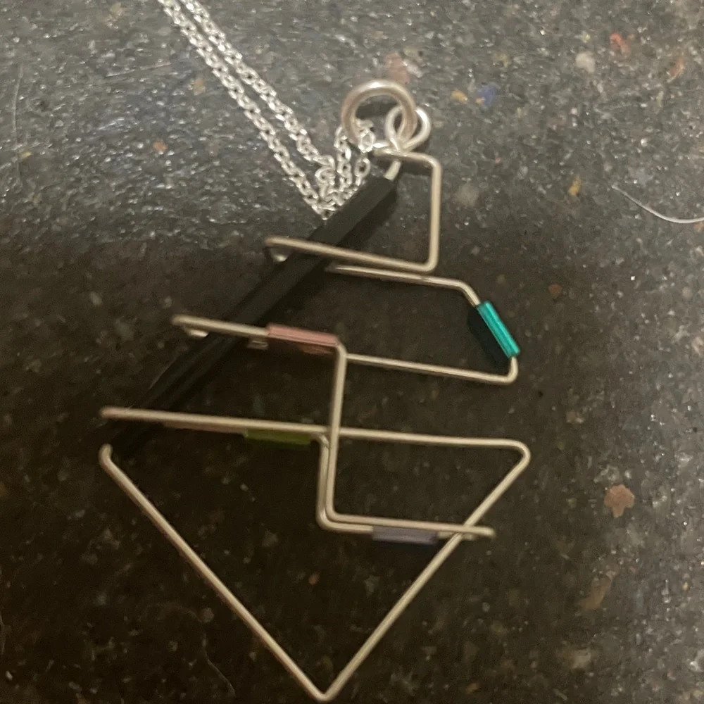 Silver 80’s style Geometric Pendant Necklace - Picture 5 of 5